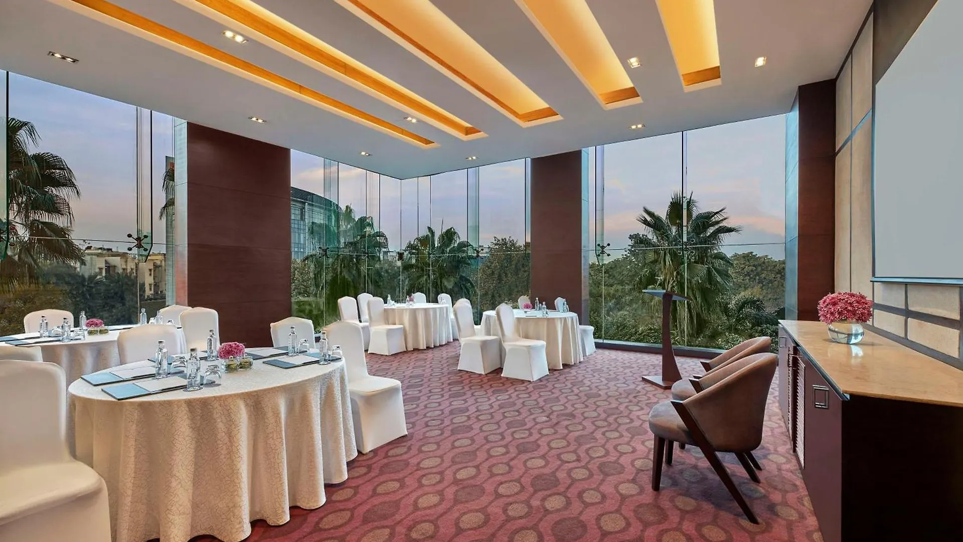 מלון גורגאון Doubletree By Hilton Gurugram Baani Square 5*,  הודו
