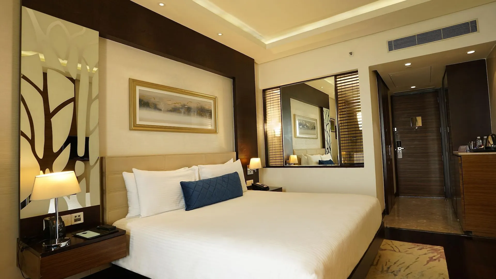 Doubletree By Hilton Gurugram Baani Square Hotel Gurgaon 5*,